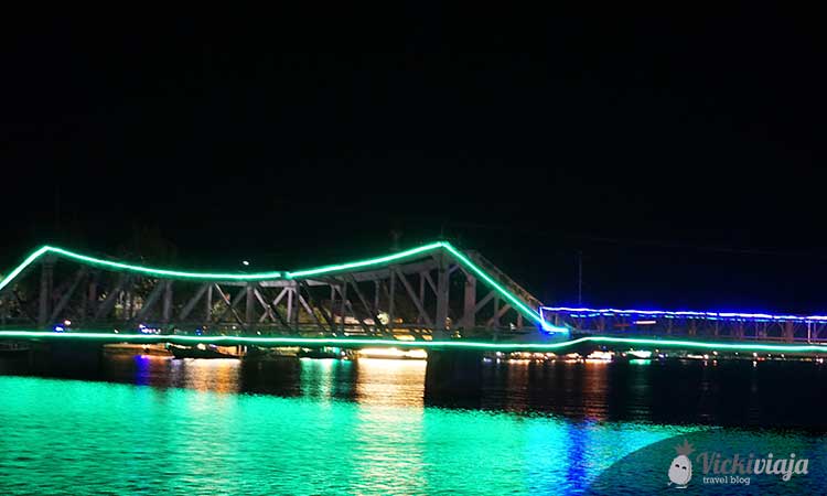 beleuchtete Brücke bei Nacht in Kampot Kambodscha