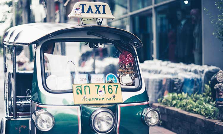grünes Tuk-Tuk taxi in thailand