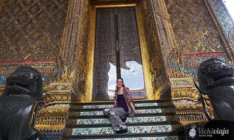 Wat Phrae Kaeo I Bangkok I Thailand I Temple, girl on foodsteps, lion statues