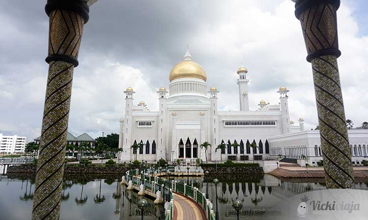 Sultan-Omar-Ali-Saiffudin Mosque, Brunei, Borneo, Golden and white