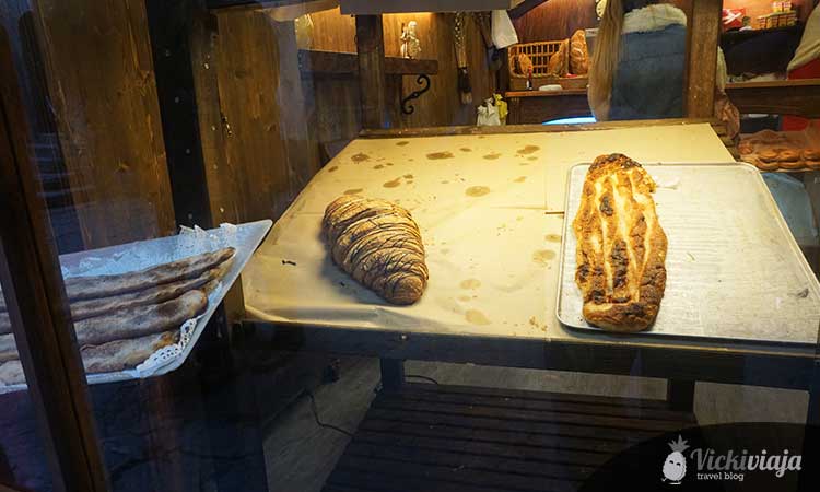 Coca Kuchen und XXl Croissant in Rupit, Katalonien I großes Gebäck