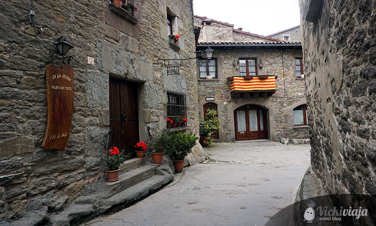 Straßen von Rupit, katalonien I Steinstraßen I Mittelalterlich I Katalonienflagge I Balkon I Spanien