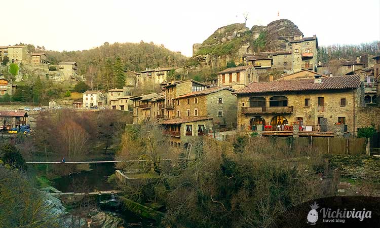 Stone houses from the 17th century, rupit, catalonia, bridge
