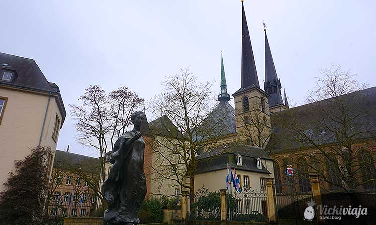 Notre Dame Cathedral, Luxembourg City, Statue