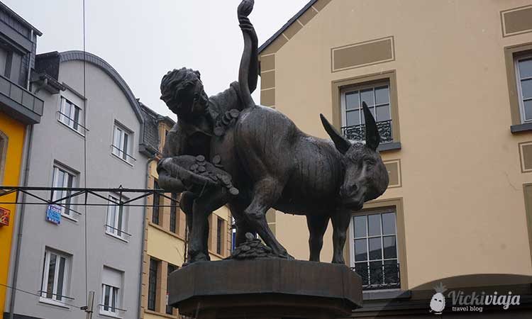 diekirch, city, donkey statue, shitting coins, luxembourg