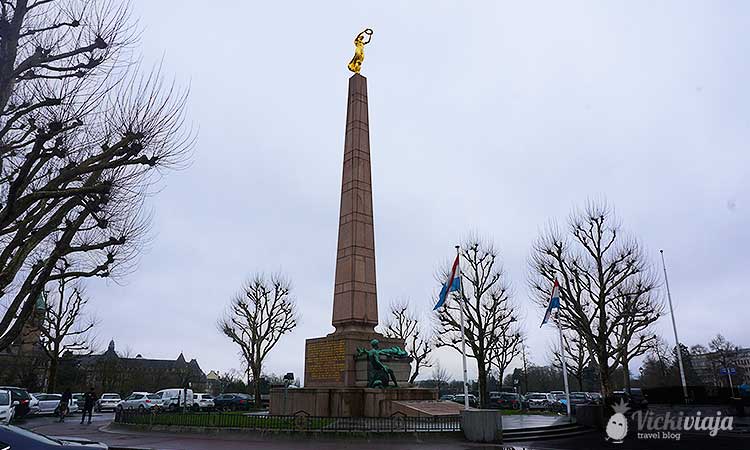 Place de la Constituation, Luxembourg, Independence statue
