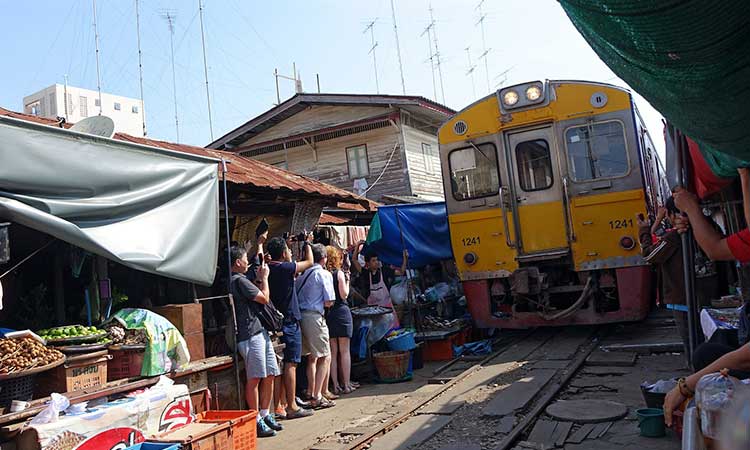 Maeklong railway market, Tagesausflug von Bangkok