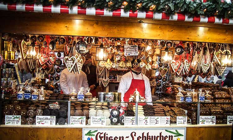 Süßwaren auf dem Nürnberger Weihnachtsmarkt, die schönsten Weihnachtsmärkte Deutschlands