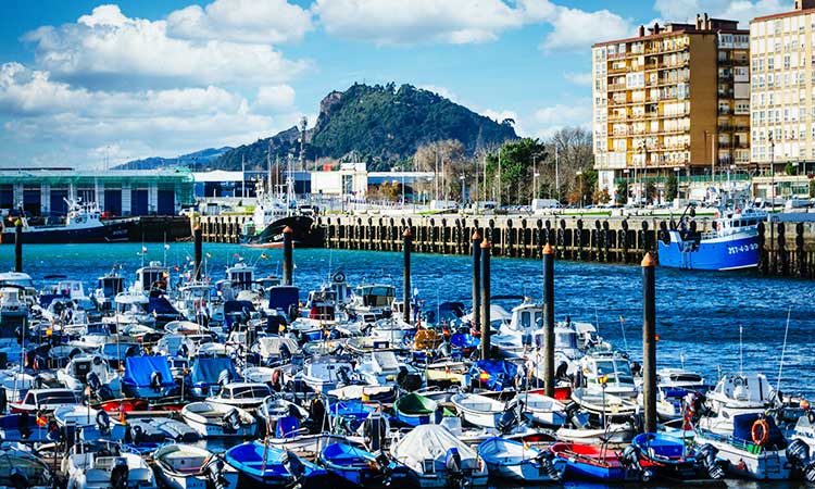 Hafen mit Booten in Santander, Spanien