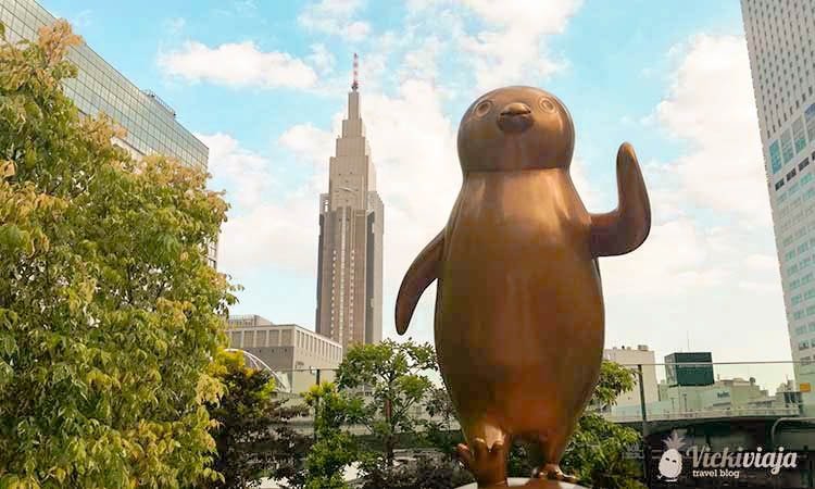 Shinjuku District in Tokio, Pinguin Statue,Tokio Highlights