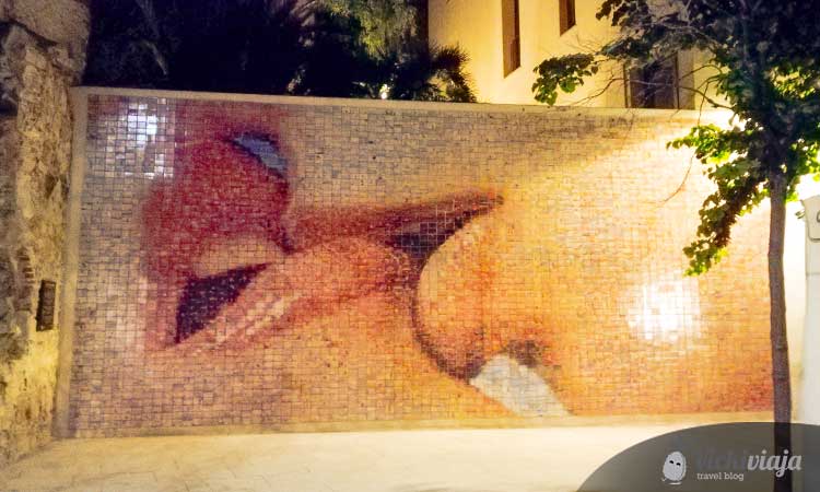 The world begins with every kiss, Barcelona, mosaic, street art