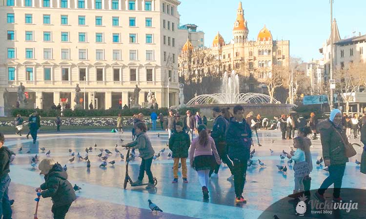 Plaza Cataluna, Center of Barcelona, kids playing
