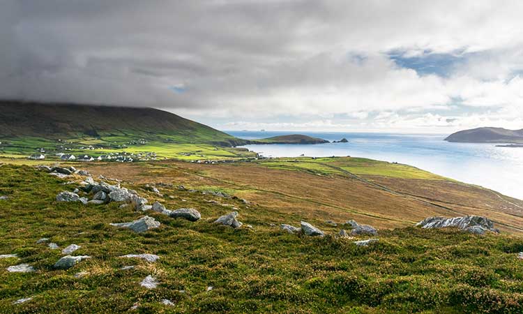 Dunquin, Irland, grüne Küste, dunkle Wolken