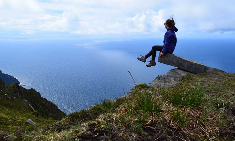 Wandern in Slieve League, Frau auf Bergspitze, Irland