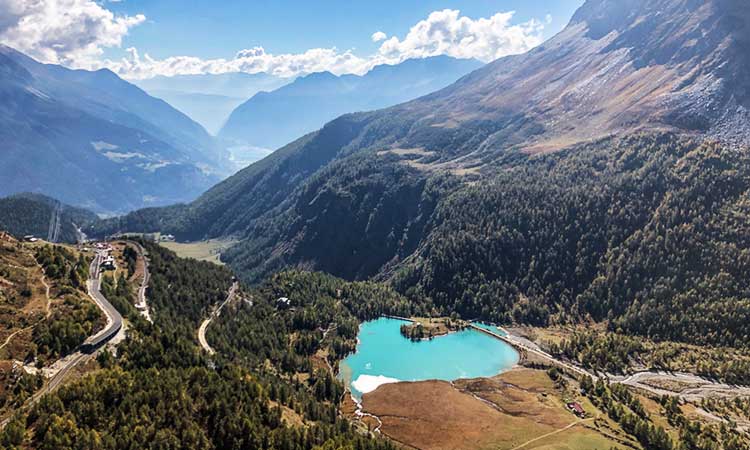 Valposchiavo, Schweiz, Berglandschaft mit türkisem See in der Mitte