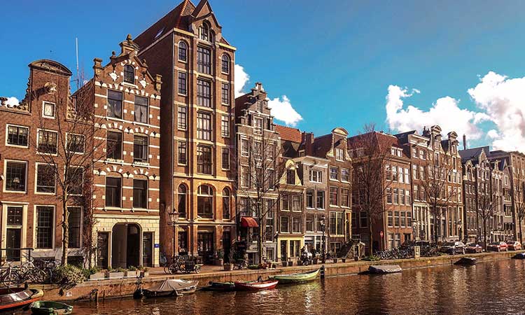 Amsterdam, Niederlande, Kanal vor traditioneller Architektur