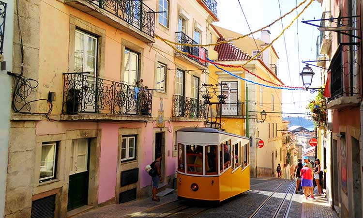 Gelbe Tram in der Altstadt von Lissabon