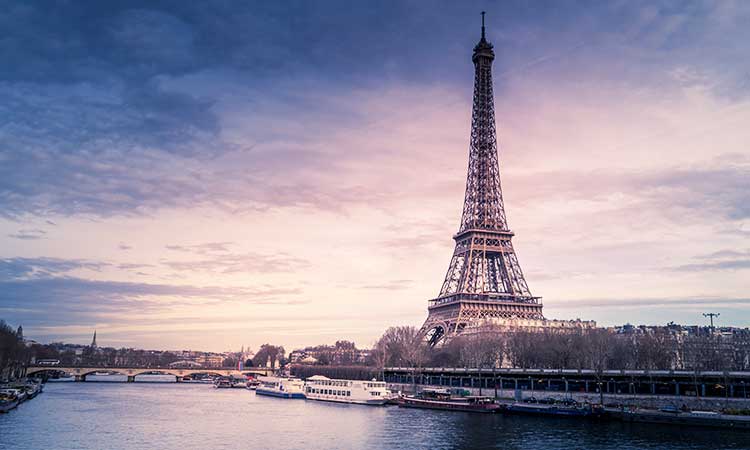 Paris, Eifelturm vor der Seine im Morgengrauen
