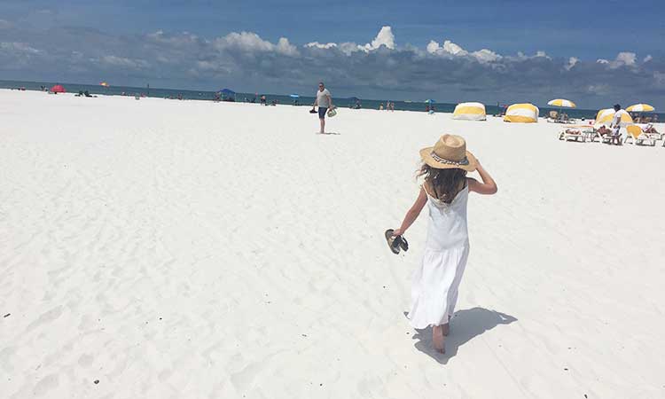 Clearwater Beach, Florida, Mädchen mit Sonnenhut