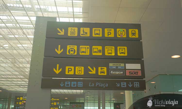 Schilder am Terminal 2, Barcelona Flughafen