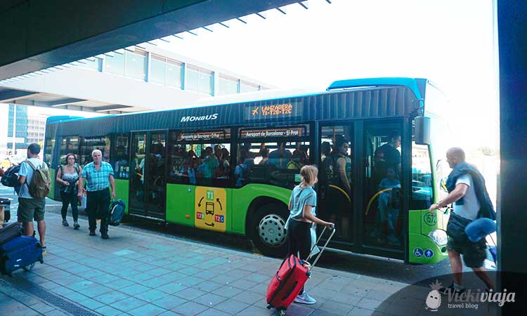 grüner Shuttle Bus am Barcelona Flughafen