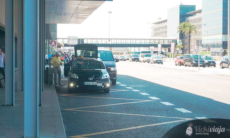 Auto holt Reisende ab am Flughafen in Barcelona