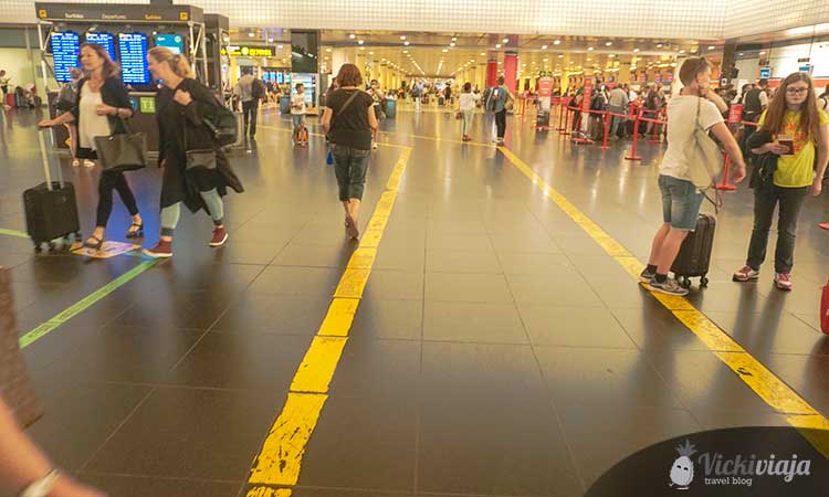 Gelbe Linien am T2 Flughafen in Barcelona