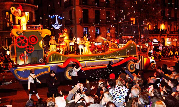 Three kings parades in Barcelona, chariots and people
