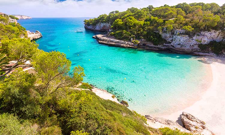 Cala de Llombards in Mallorca, weißer Sand und türkises Wasser