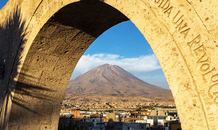 Mirador Yanahuara in Arequipa, Misti Vulkan, arch